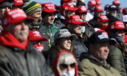 Des supporteurs de Donald Trump l'attendent avant une réunion publique, le 1er novembre 2020 à Dubuque (Iowa)