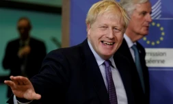 Le Premier ministre britannique Boris Johnson et le négociateur européen Michel Barnier avant une conférence de presse du sommet européen à Bruxelles le 17 octobre 2019