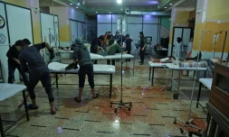 Des blessés syriens reçoivent des soins dans une clinique de fortune à Douma, dans l'enclave rebelle dans la Ghouta orientale, cible de bombardements du régime, le 2 mars 2018 