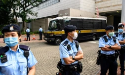 Des policiers devant le tribunal de West Kowloon où le jeune militant Tony Chung comparaît, le 29 octobre 2020 à Hong Kong