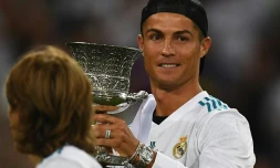 L'attaquant star du Real Madrid Cristiano Ronaldo soulève la Supercoupe d'Espagne après la victoire face au Barça à Santiago Bernabeu, le 16 août 2017