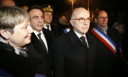 Bernard Cazeneuve, le président du Consistoire central israélite de France Joël Mergui et la maire de Bagneux Marie-HélÚne Amiable, lors d'une cérémonie marquant le 10e anniversaire de la mort d'Ilan Halimi à Bagneux, le 13 février 2016
