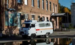 Une ambulance devant un bâtiment hospitalier à Chelekhov, dans la région d'Irkoutsk, le 7 octobre 2026 en Russie