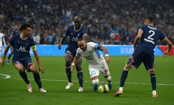 Le meneur de jeu marseillais Dimitri Payet est stoppé par la défense du PSG lors du classique disputé au stade vélodrome, le 24 octobre 2021 