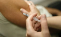 Les quatre vaccins anti-Covid utilisés en France sont sûrs, réaffirme mardi l'agence du médicament dans son dernier bilan des effets indésirables
