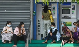 Des femmes font la queue devant un distributeur automoatique de banque, le 23 février 2021 à Rangoun, en Birmanie
