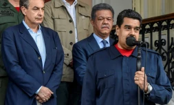 Le 21 juillet 2016 le président vénézuélien Nicolas Maduro(D) aux côtés de l'ancien chef du gouvernement espagnol Jose Luis Rodriguez Zapatero (G) à Caracas