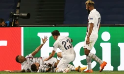 Le bonheur des Parisiens aprÚs le 2e but de la qualification signé Eric Maxim Choupo-Moting (debout) contre l'Atalanta Bergame à Lisbonne, le 12 août 2020