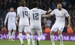 Karim Benzema (d) félicité par ses coéquipiers après avoir inscrit le 1er but du Real face au Barça, le 2 avril 2016 au Camp Nou  