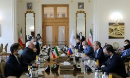 Photo fournie par le ministÚre des Affaires étrangÚres iranien, montrant le ministre Mohammad Javad Zarif et son homologue russe Sergueï Lavrov lors d'une réunion à Téhéran, le 13 avril 2021