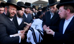 Des juifs ultra-orthodoxes lors des funérailles à Jérusalem d'une victime de la bousculade meutrière de Meron dans le nord d'Israël, le 30 avril 2021