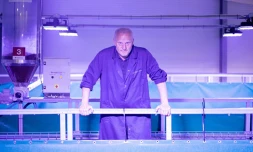 Le directeur de Fredrikstad Seafoods, Roger Fredriksen, devant les bassins de la première ferme à saumon terrestre de Norvège, à Fredrikstad, le 10 juin 2021