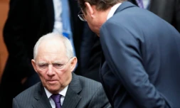 Le ministre allemand des Finances, Wolfgang SchÀuble (G), avant une réunion de l'Eurogroup le 11 février 2016 à Bruxelles