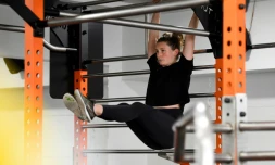 Une jeune femme dans une salle de sport à Sarrebruck, dans l'ouest de l'Allemagne, le 6 avril 2021