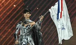 La Miss France Eve Gilles défile sur scène lors de la présentation des costumes nationaux de Miss Univers 2025 à Nonthaburi, au nord de Bangkok, le 19 novembre 2025