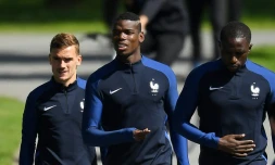 Antoine Griezmann (g), Paul Pogba (c) et Moussa Sissoko (d), à Clairefontaine, le 2 juillet 2016