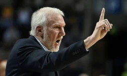 L'entraßneur des San Antonio Spurs Gregg Popovich lors d'un match contre les Phoenix Suns à Mexico le 14 décembre 2019.