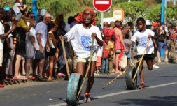 1.8 kilometre de course derriĂšre un pneu, Ă Mamoudzou dans le nord-est de Mayotte le 19 juin 2019
