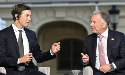 L'émissaire américaine Steve Witkoff (à droite) et le gendre de Donald Trump, Jared Kushner, participent à une conférence de presse après leurs discussions avec le président ukrainien Volodymyr Zelensky, à Kiev, le 6 septembre 2026