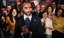Le député Cédric Villani (c) est applaudi aprÚs l'annonce de sa candidature à la prochaine élection du maire de Paris, le 4 septembre 2019 à Paris