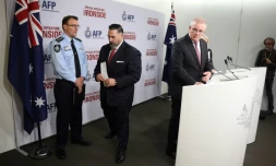 De droite à gauche: le Premier ministre australien Scott Morrisson, l'agent de liaison du FBI en Australie Anthony Russo et le chef de la police australienne Reece Kershaw pendant une conférence de presse à Sydney, le 8 juin 2021