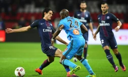 L'attaquant du PSG Edinson Cavani face au défenseur de l'OM Rod Fanni, le 22 octobre 2016 au Parc des Princes 