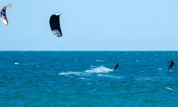 Les amateurs de kitesurf fĂȘtent le confinement allĂ©gĂ©