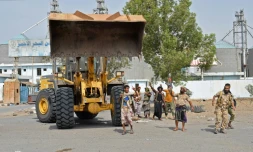 Des membres des forces progouvernementales avancent vers le port de Hodeida, contrÎlé par les rebelles Houthis, dans l'ouest du Yémen, le 7 novembre 2018