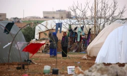 Des Syriens qui ont fui les combats entre forces du régime et jihadistes de l'EI dans un camp à Kharufiyah, au sud de Minbej, le 4 mars 2017