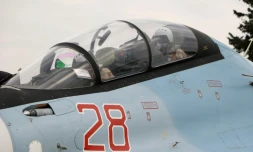 Un pilote russe dans le cockpit de son Sukhoi Su-30SM  avant une mission, le 16 décembre 2015 à la base militaire russe Hmeimim, dans la province de Latakia (nord-ouest de la Syrie)