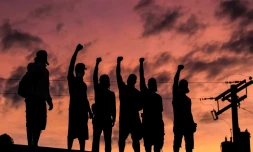 Des manifestants poings fermés, le 2 juin 2020 à Minneapolis (Minnesota)