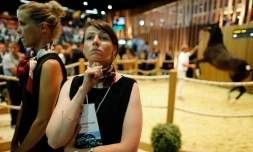 Des "spotteurs" surveillent le public pour relayer des offres des acheteurs, lors du premier jour des enchÚres de pur sang à Deauville, le 14 août 2016