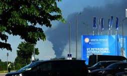 De la fumée à proximité de l'endroit où se tient le Forum économique (SPIEF) de Saint-Pétersbourg, le 3 juin 2026, en Russie