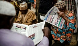 Un homme lit un journal annonçant la victoire du sortant Muhammadu Buhari à la présidentielle, le 27 février 2019 à Kano, dans le nord du Nigeria.
