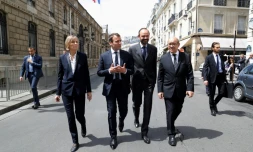 Le président Emmanuel Macron (2e g), la ministre des Affaires Européennes Marielle de Sarnez, le Premier ministre Edouard Philippe (2e d) et le ministre des Affaires Etrangères Jean-Yves Le Drian le 23 mai 2017 à Paris