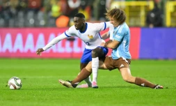 Randal Kolo Muani au duel avec le défenseur belge Wout Faes, lors de la rencontre Belgique-France, au stade Roi Baudouin de Bruxelles, le 14 octobre 2024