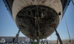 Le gouvernail d'un  bateau endommagé par des orques alors qu'il naviguait dans le détroit de Gibraltar réparé aux chantiers navals Pecci à Barbate, dans le sud de l'Espagne le 31 mai 2023