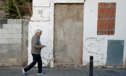 A Barcelone, on mure à l'aide de brique des fenêtres pour dissuader les mafias qui "séquestrent" des appartements, le 28 avril 2017