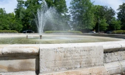 La fontaine honorant Francis Newlands à Chevy Chase Circle, près de Washington, le 13 mai 2026