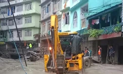 Photo diffusée par le ministÚre indien de la Défense le 4 octobre 2023 d'une rue inondée et boueuse à Muguthang, aprÚs une crue subite provoquée le débordement d'un lac glaciaire dans l'Himalaya, dans le nord-est de l'Inde