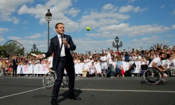 Le président Emmanuel Macron échange quelques coups de raquettes en soutien à Paris-2024, le 24 juin 2017