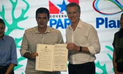 Le gouverneur de l'Etat brésilien du Para, Helder Barbalho (à gauche), et le gouverneur de Californie Gavin Newsom, à Belem au Brésil, le 11 novembre 2025.