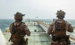 Une photo publiée par l'armée américaine montre une opération de contrÎle sur un navire dans le golfe d'Oman le 16 juillet 2026