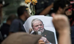 Un partisan de Lula arbore une photo de l'ex-président le 7 avril 2018 au cours d'une messe à la mémoire de son épouse.