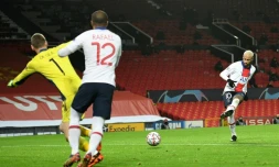 L'attaquant star Neymar bat de prÚs David de Gea pour le 3e but du PSG contre Manchester United, battu à Old Trafford, le 2 décembre 2020