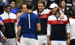 Lucas Pouille (d) pose avec ses équipiers de la Coupe Davis après le simple face aux Néerlandais Robin Haase, le 4 février 2018 à Albertville 