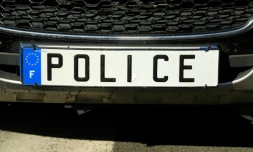 Un policier au volant d'un véhicule a été blessé lundi matin à l'arme blanche devant le commissariat de Cannes par un individu indiquant agir "au nom du prophète"