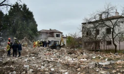 Des sauveteurs ukrainiens sur le site d'une attaque aérienne russe à Lapaivka, dans la région de Lviv, le 5 octobre 2025 en Ukraine