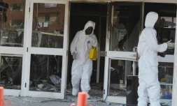 Des enquêteurs relèvent des indices après l'attaque contre l'hôtel Splendid, le 18 janvier 2016 à Ouagadougou