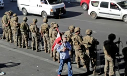 Des soldats libanais déployés pour ouvrir les routes fermés par des manifestants antigouvernementaux, le 30 octobre 2019 à Beyrouth